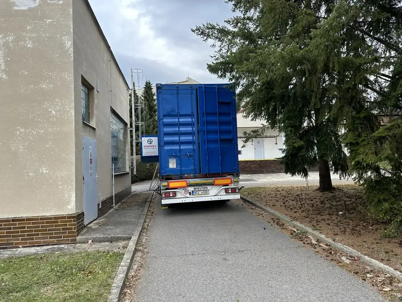 Umístění návěsu vedle nemocniční rozvodny