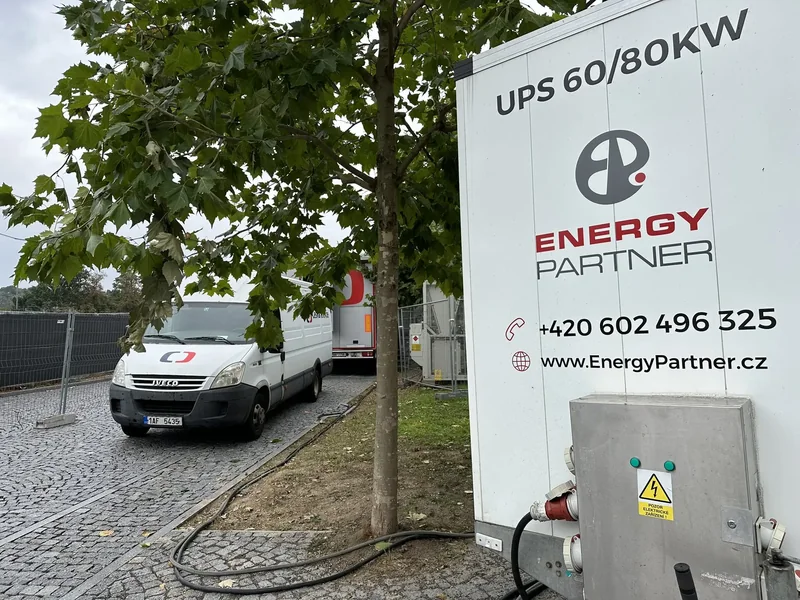 Přívěs s UPS a kabelové připojení přenosové techniky
