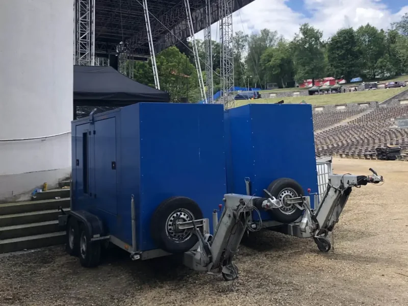 Elektrocentrály v technickém zázemí venkovní akce