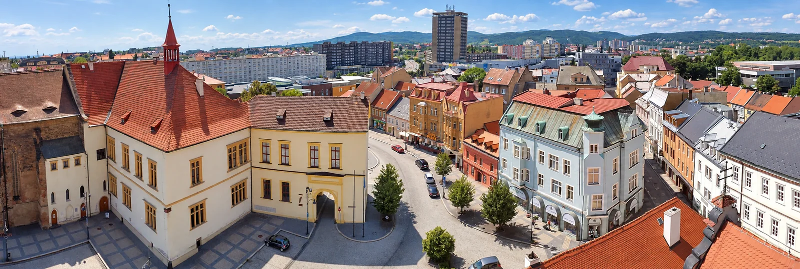 Panorama centra Chomutova s radnicí z městské věže