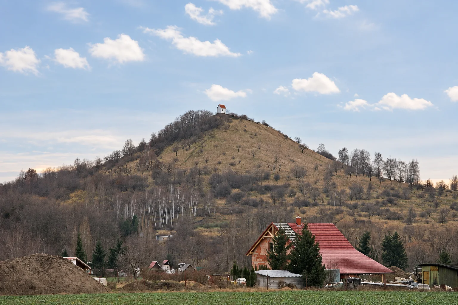 Vrch Zebín s kaplí u Jičína