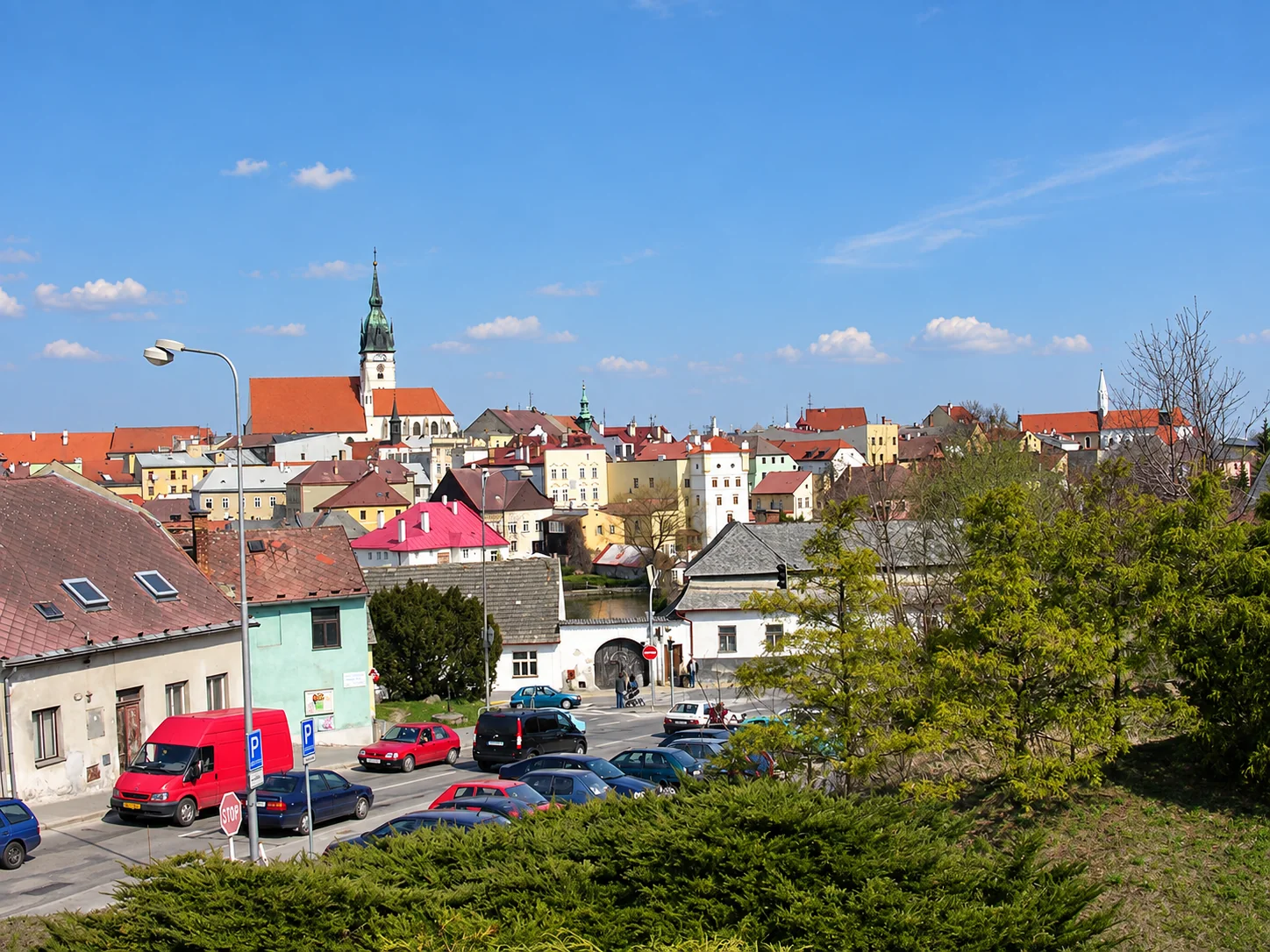 Pohled z Václavské ulice na centrum Jindřichova Hradce s městskou věží