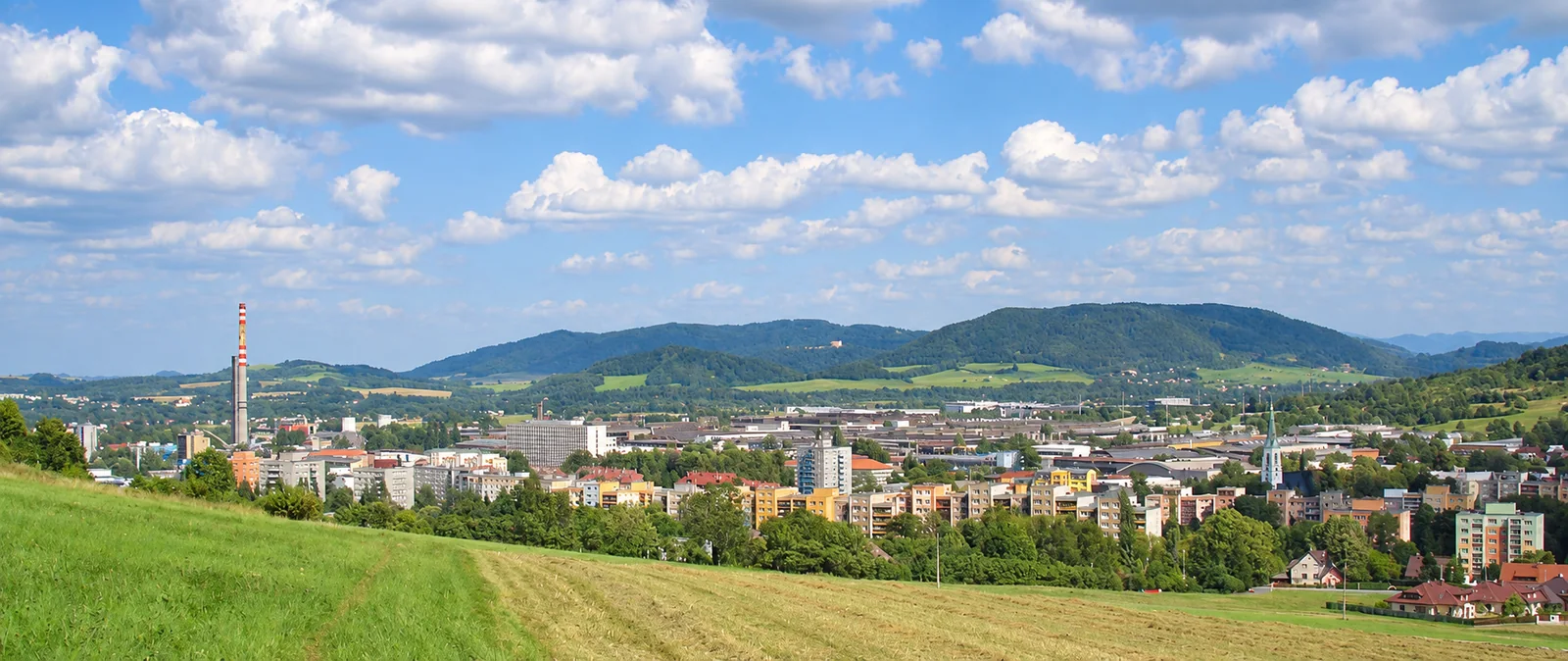 Panorama Kopřivnice s městskou zástavbou a okolními kopci