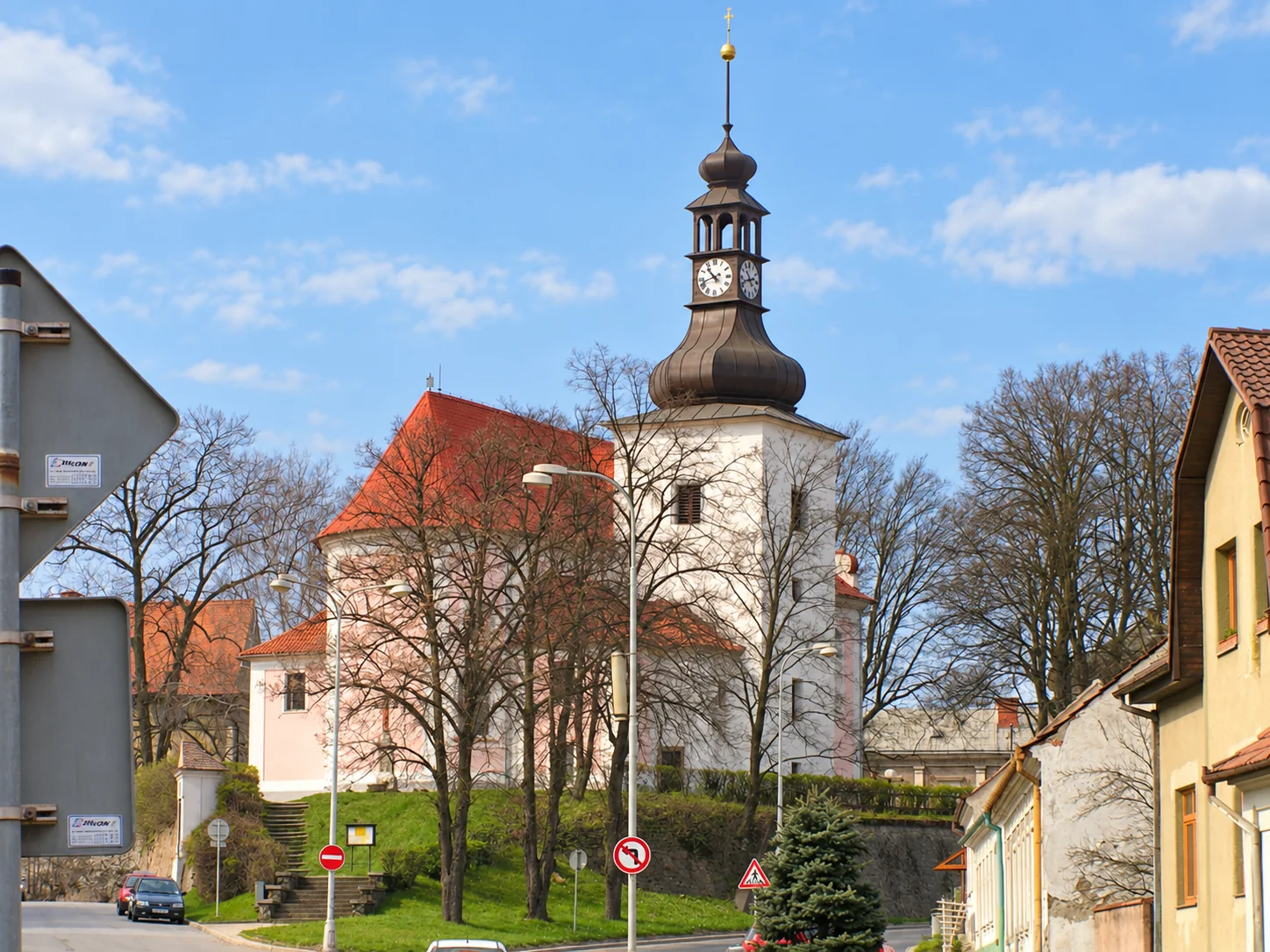 Kostel svaté Maří Magdaleny a okolní zástavba v Kuřimi