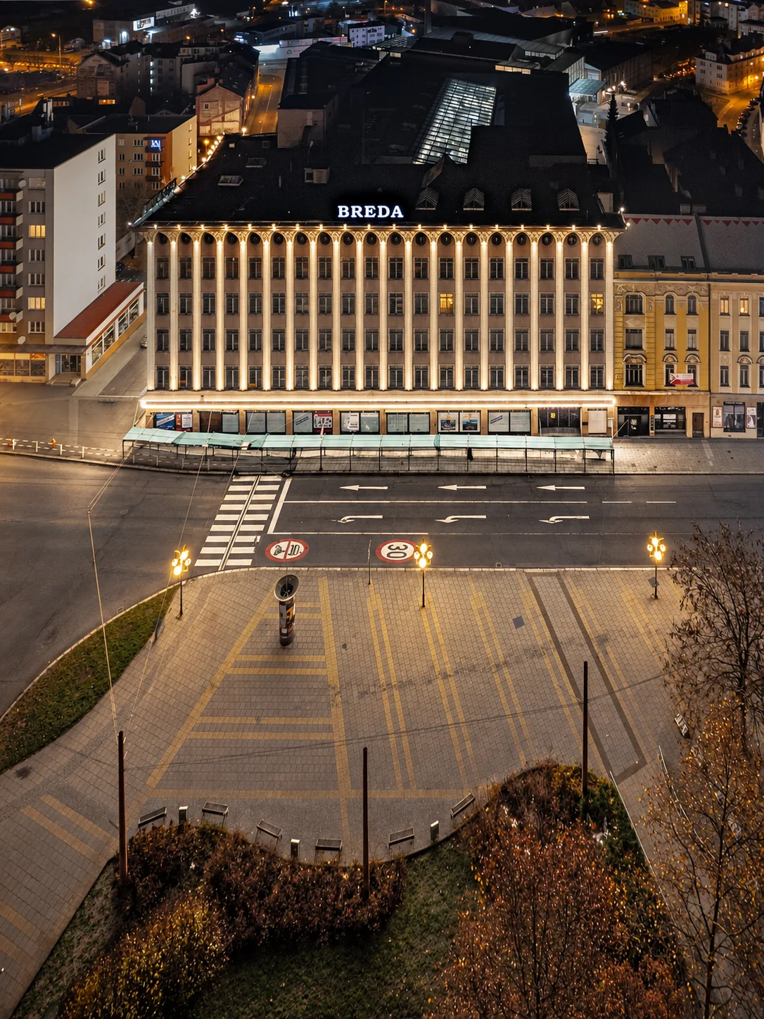 Večerní pohled na obchodní dům Breda v Opavě
