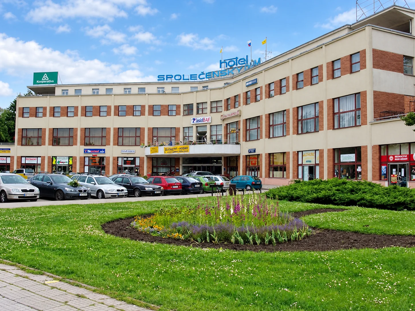 Společenský dům v Otrokovicích s parkovou úpravou