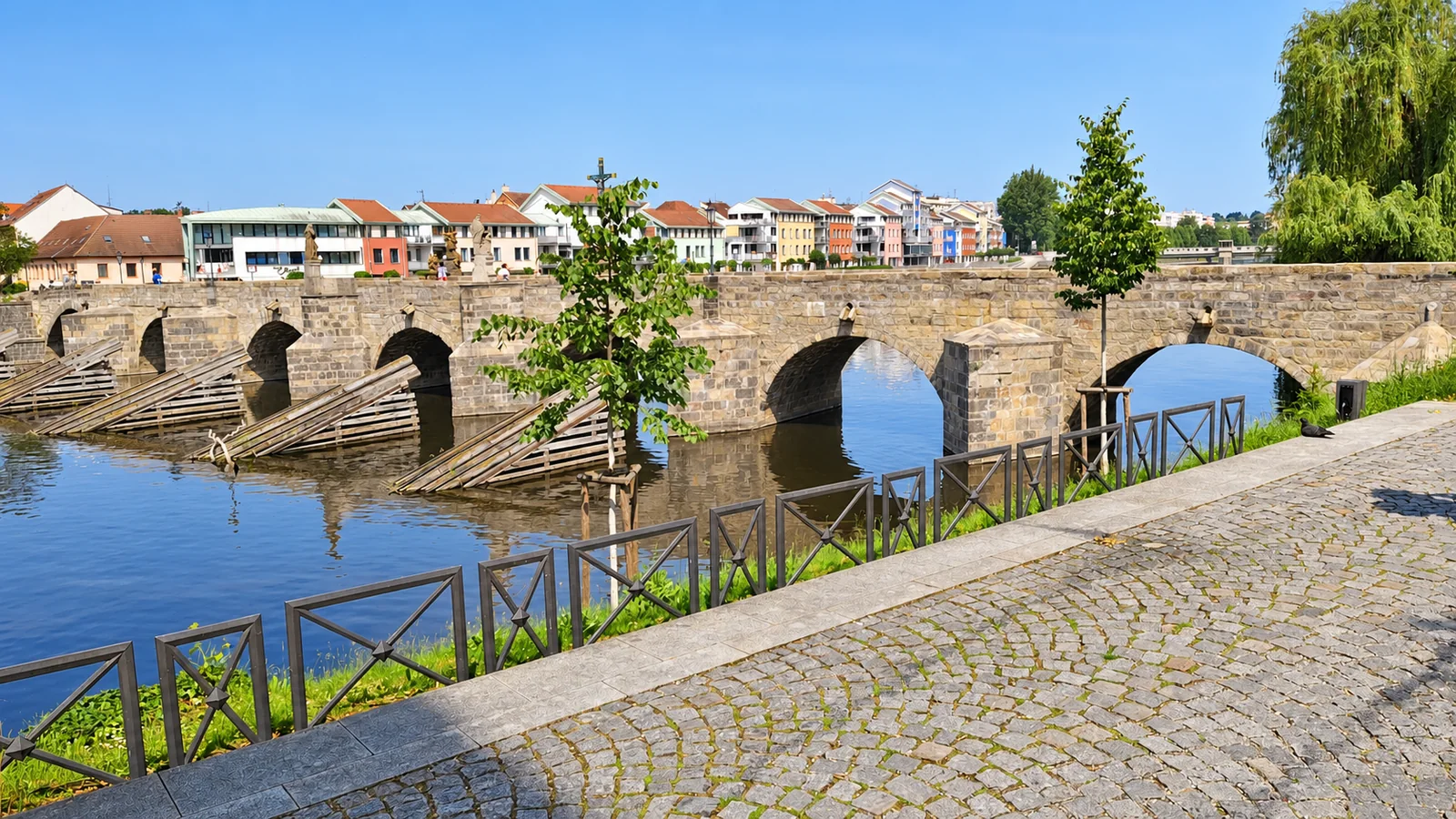 Kamenný most přes Otavu a nábřeží v Písku