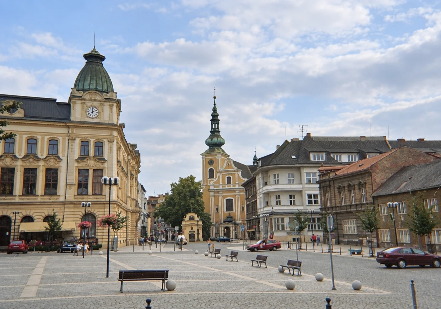 Masarykovo náměstí v Přerově s historickou zástavbou a kostelem