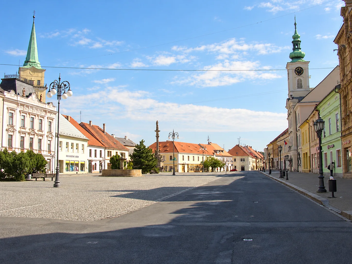 Masarykovo náměstí v Rokycanech se dvěma věžemi a kašnou