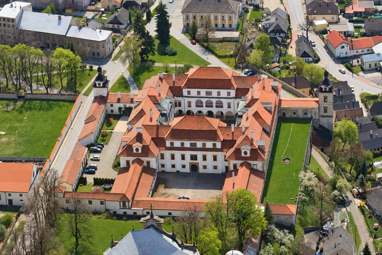 Letecký pohled na zámek v Rychnově nad Kněžnou