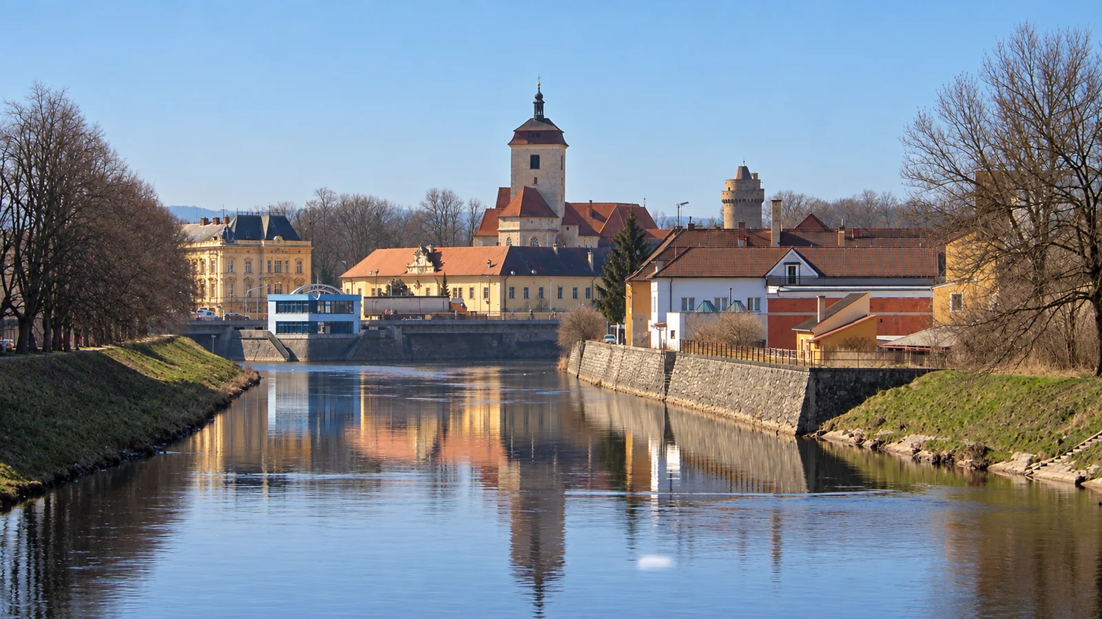 Strakonický hrad a jeho věže nad řekou Otavou