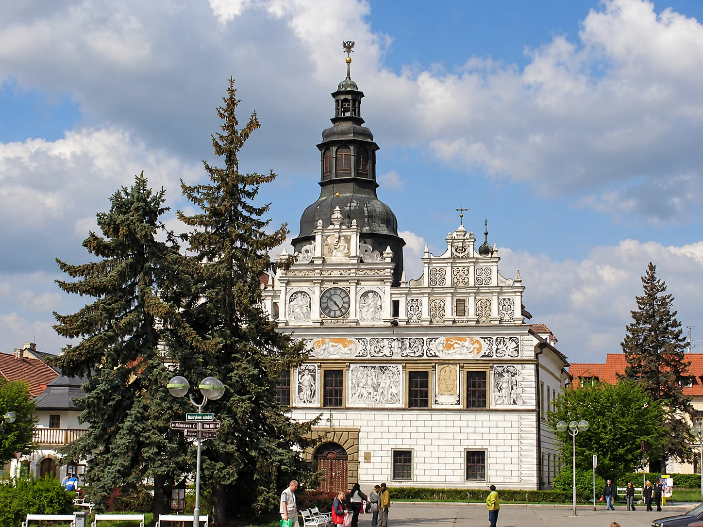 Radnice ve Stříbře se sgrafitovou výzdobou a věží