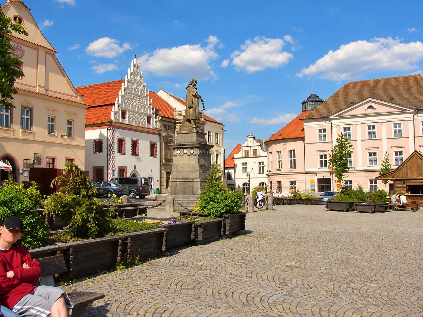 Žižkovo náměstí v Táboře se sochou Jana Žižky a historickými domy