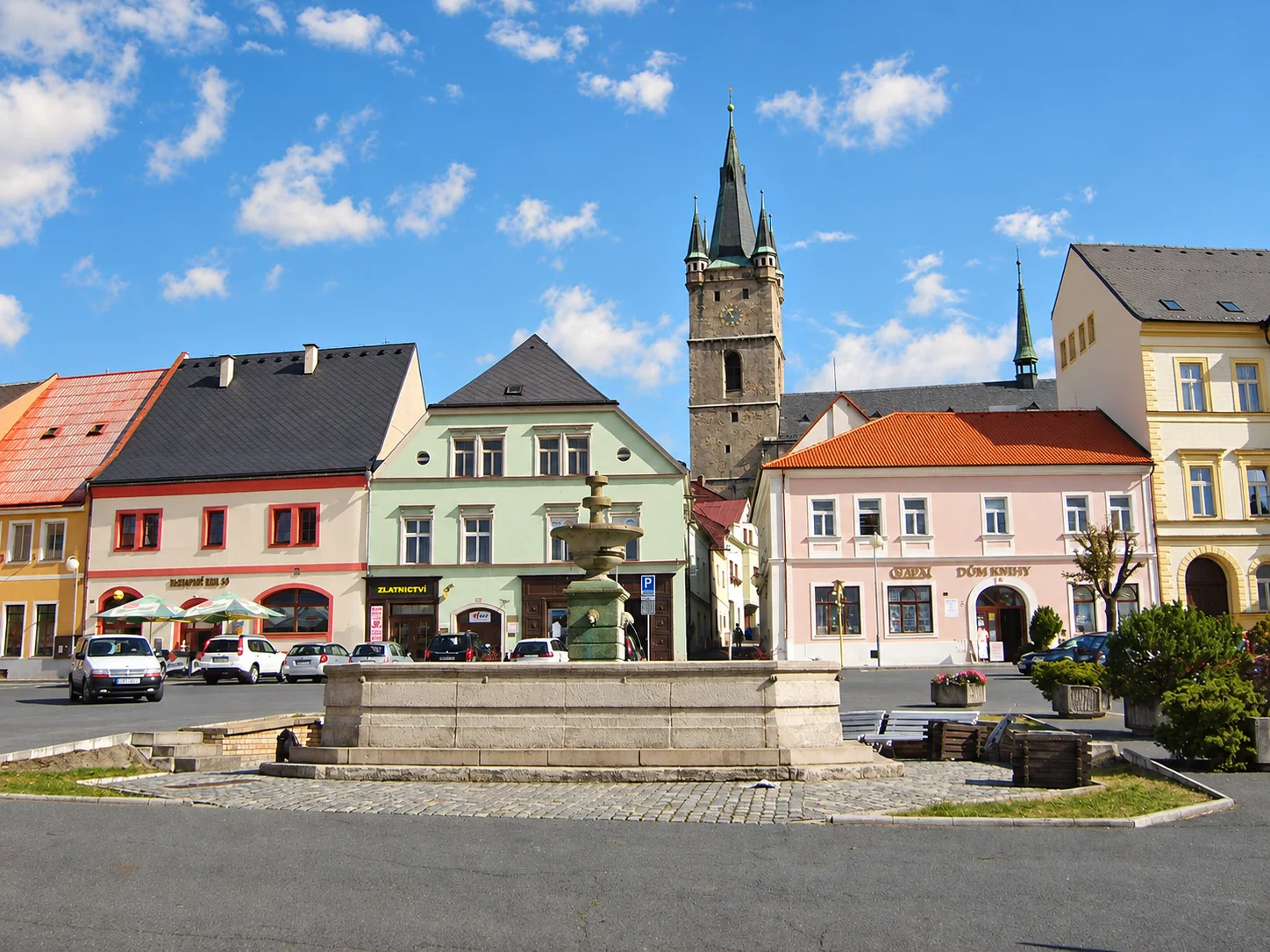 Náměstí v Tachově s kašnou a věží kostela