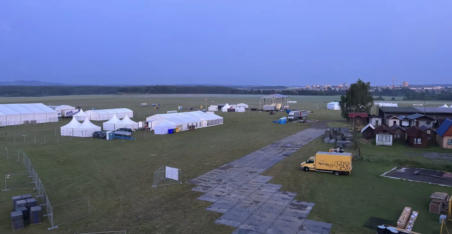 Příprava festivalového areálu před instalací technického zázemí
