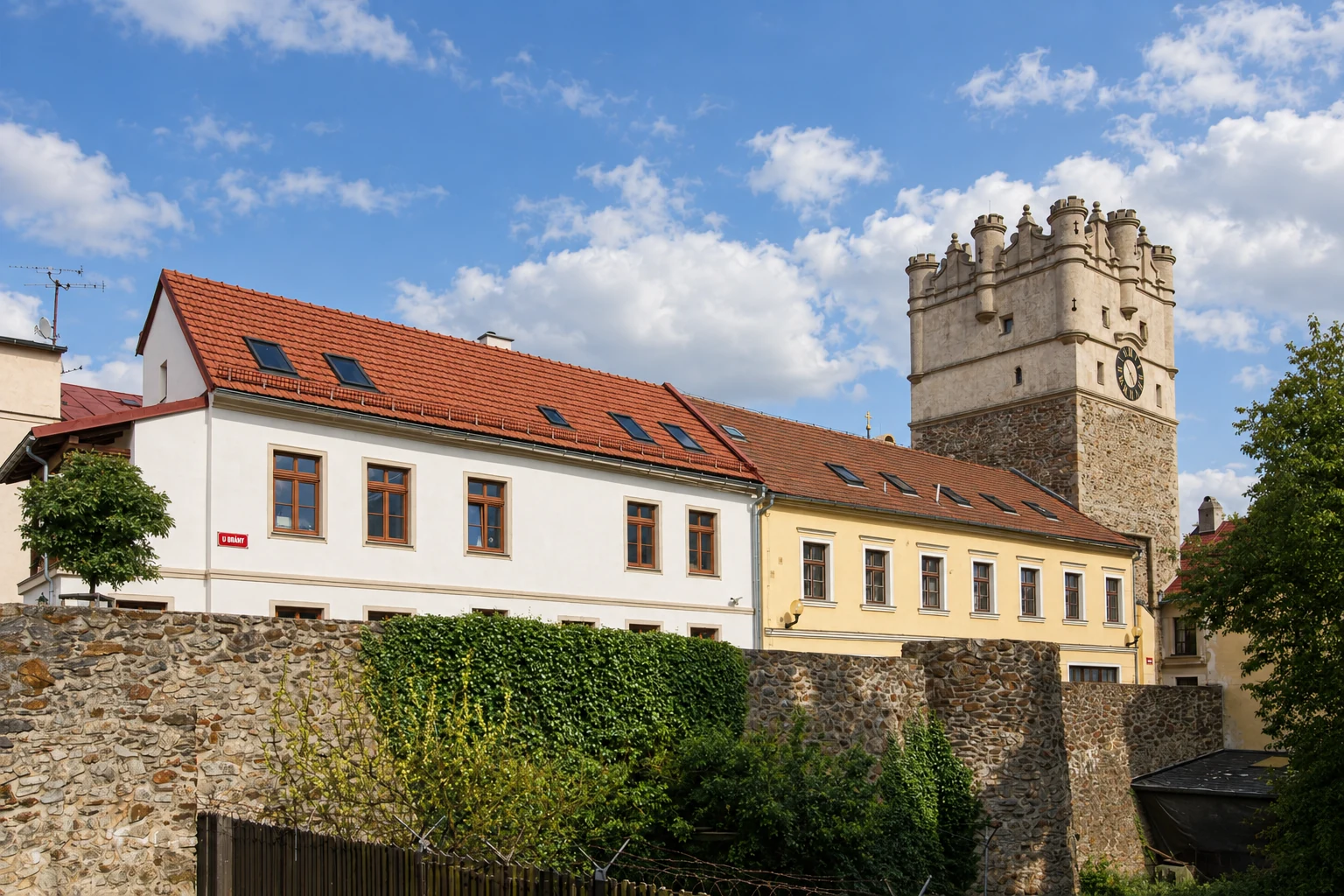 Brána Matky Boží a historické hradby v Jihlavě